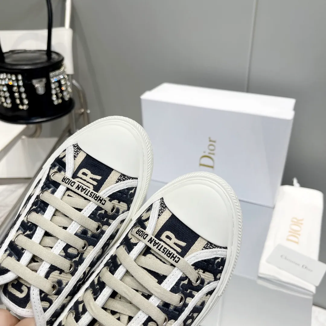 👟👟Ex-factory price 480👟👟 After half a year of repeated debugging♻️Taikoo Hui original purchased, upgraded and shipped ♻️DIOR embroidered sneakers series Double-sided three-dimensional embroidery of pure cotton silk, ♻️True to the original 1🆚1 shipment, from hardware, shoelaces, outsole, 👟👟factory price U mid-pad... The upper fabric is double-sided pure cotton silk three-dimensional electric embroidery ♻️▪️Foot pads: imported cowhide of the same color, comfortable to the feet ▪️My last version is exactly the same as Z👟👟factory price, welcome to compare with three companies I have 36 most complete colors, code number: 35-40